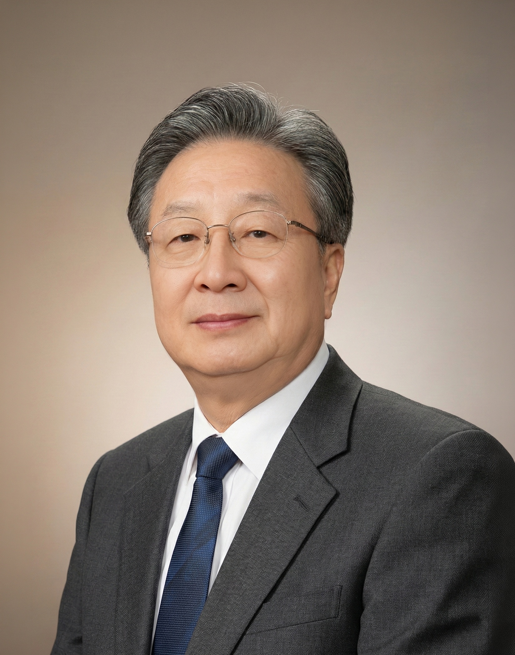 복원 후: 온화한 컬러로 복원된 영정 초상