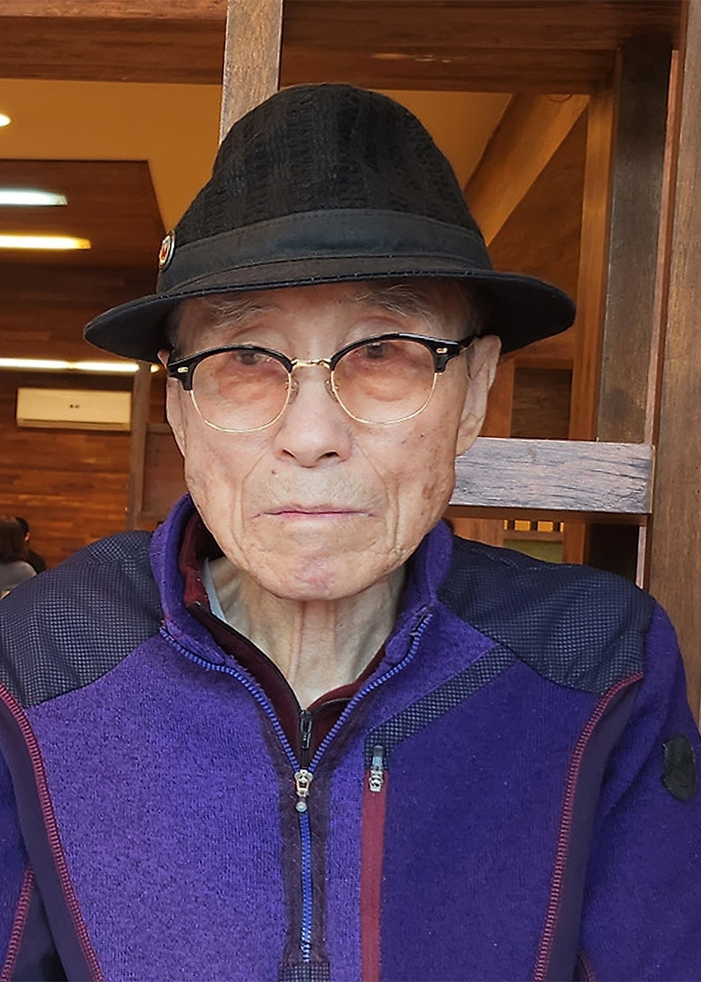 복원 전: 모자·점퍼 차림의 야외 캐주얼 스냅