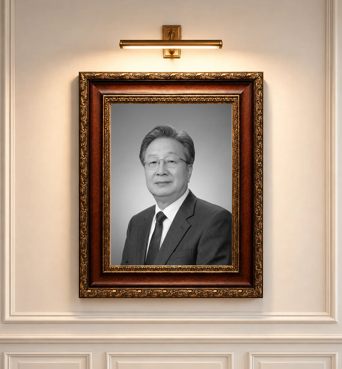 고급 밤색 액자에 걸린, 흑백에서 컬러로 복원한 의전 초상