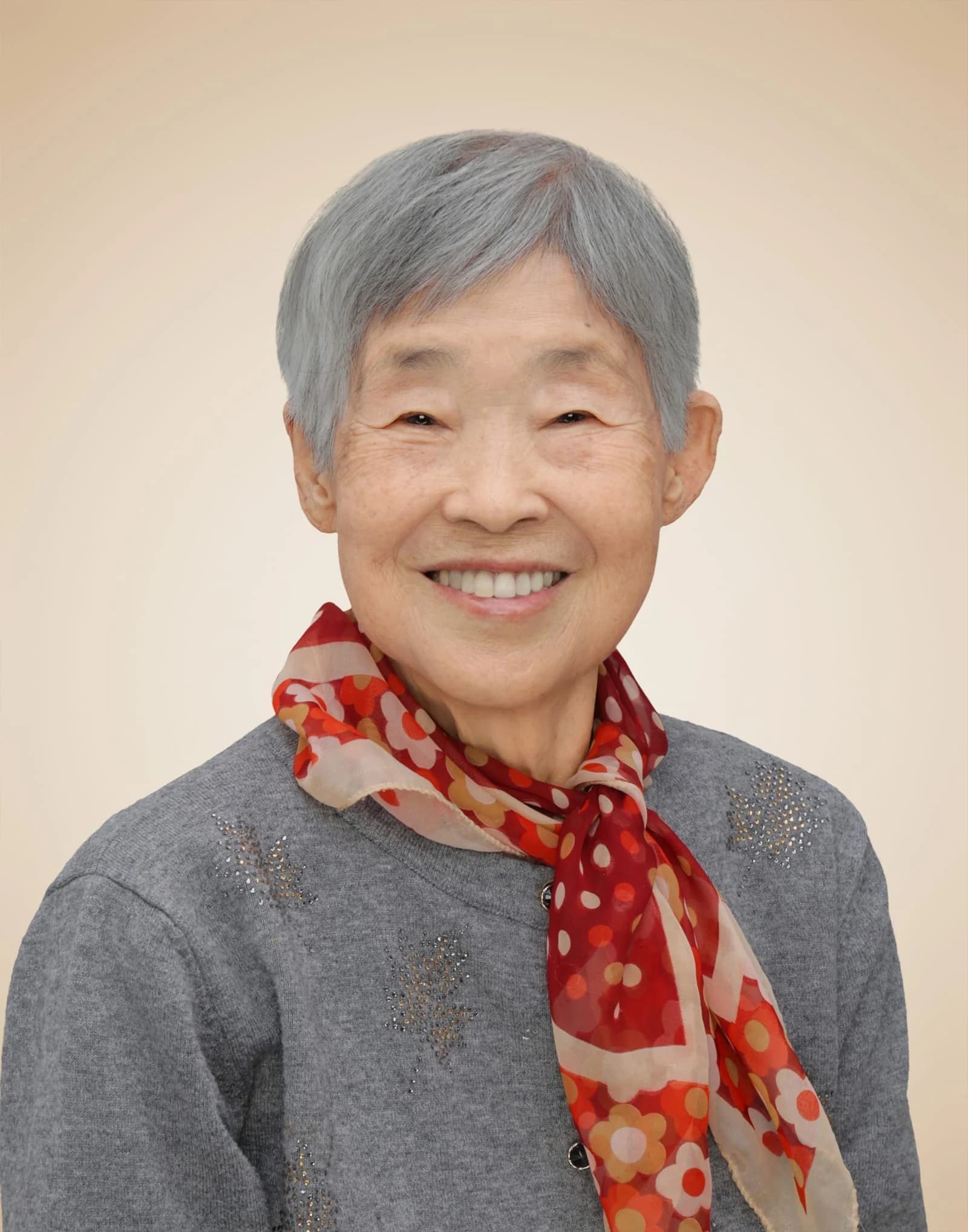 자연스러운 영정사진 — 평상복 그대로 거실 분위기 배경 원본