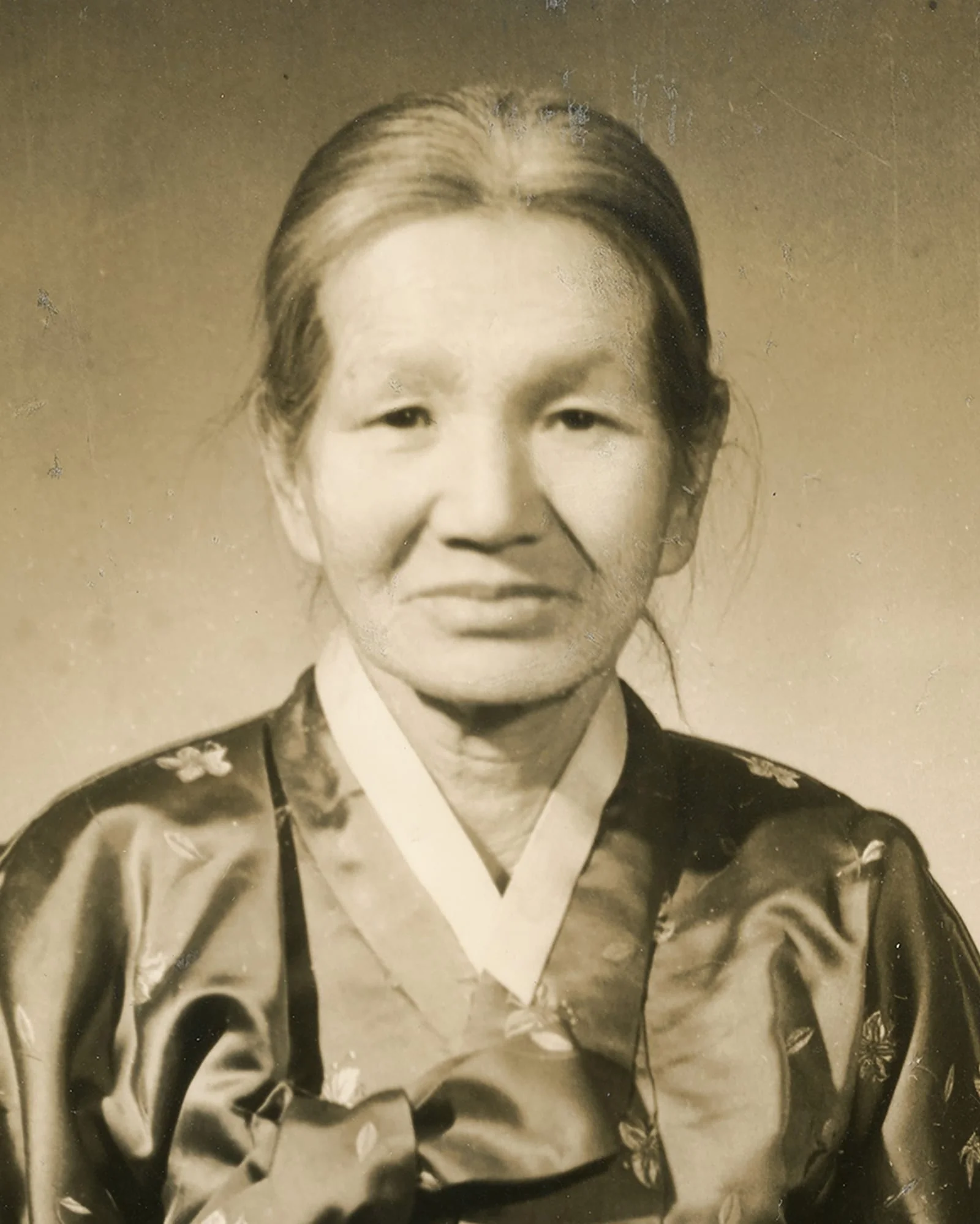 B&W hanbok photo to color memorial — 70-year-old hanbok restoration — before