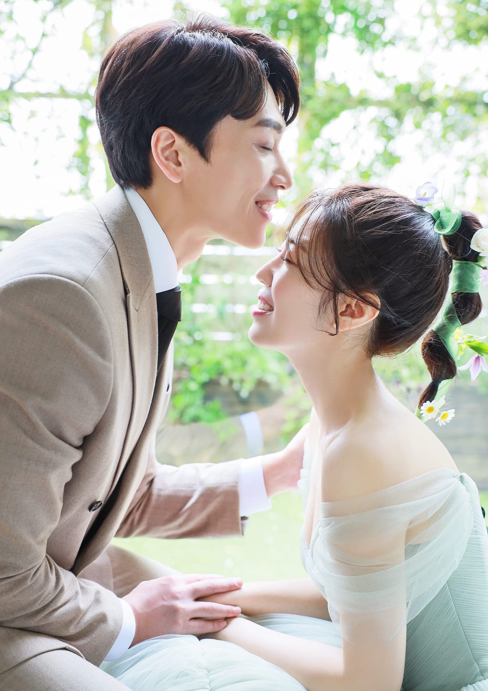 유화풍 초상화 — 결혼사진 마주보는 한 컷을 A3 한 폭으로 — before
