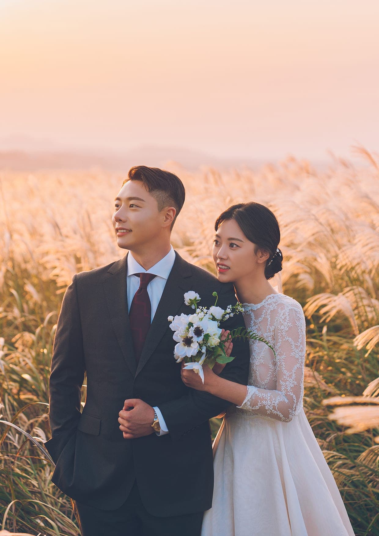 유화풍 초상화 (클래식) — 노을 억새밭 결혼사진을 A4 한 폭으로 — before