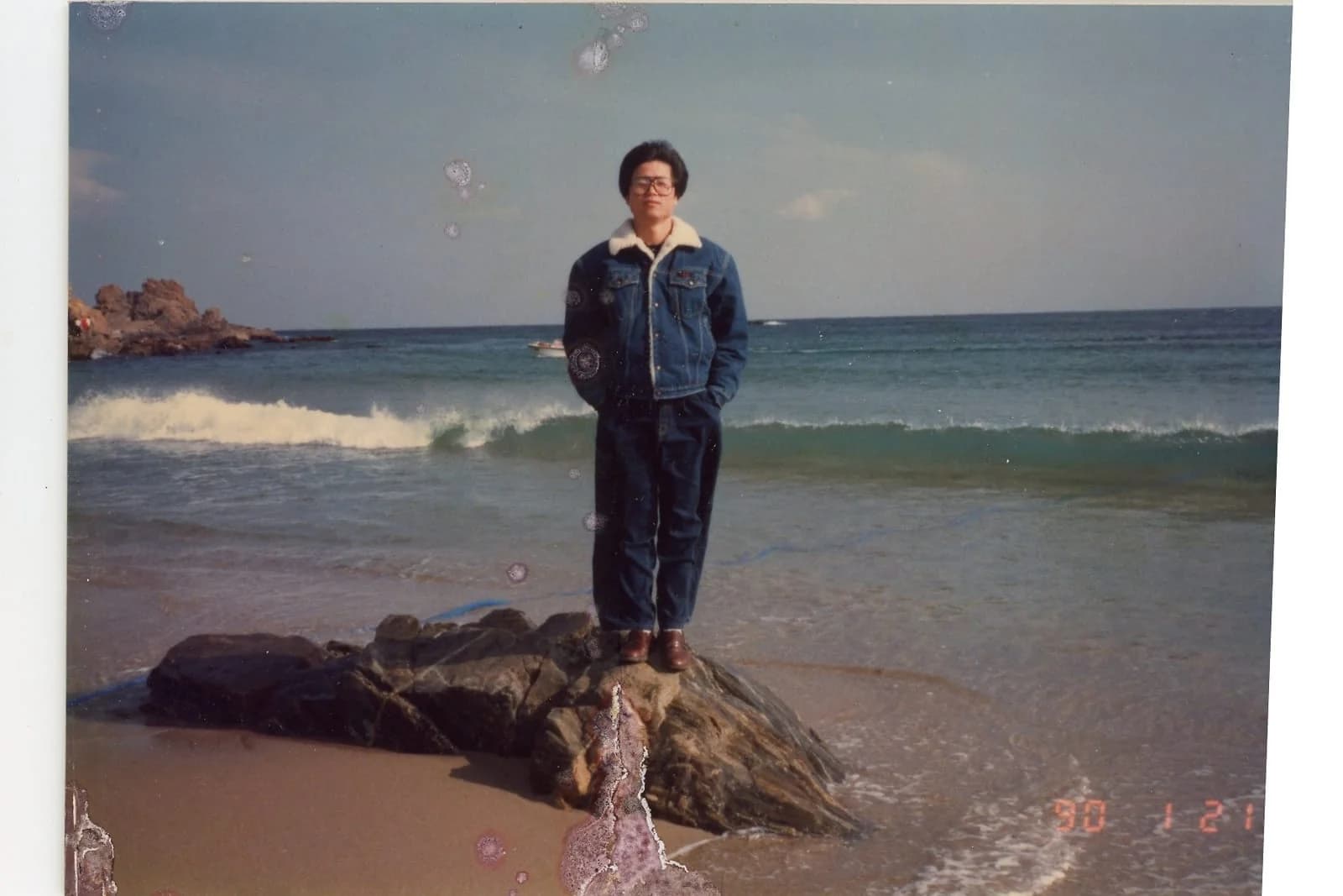 1990년대 동해 단독 인물 사진 복원 — 곰팡이 얼룩까지 걷어내고 — before