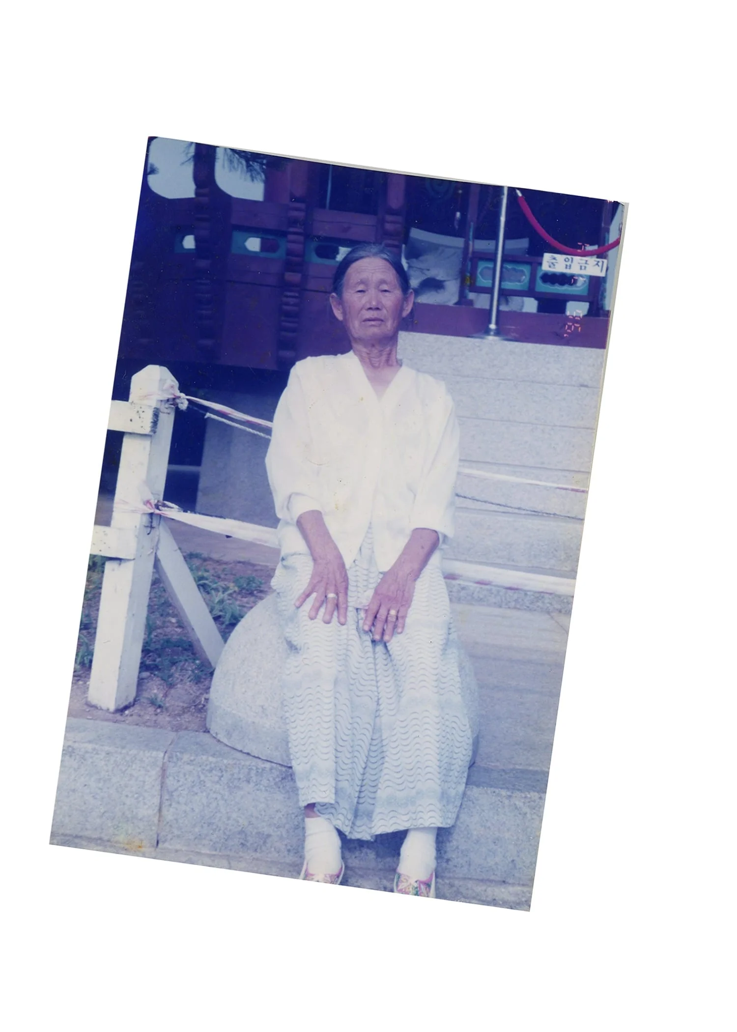 단독 한복 사진 재마감 — 사찰 흰 모시 한복을 한옥 황금 한복으로 — before