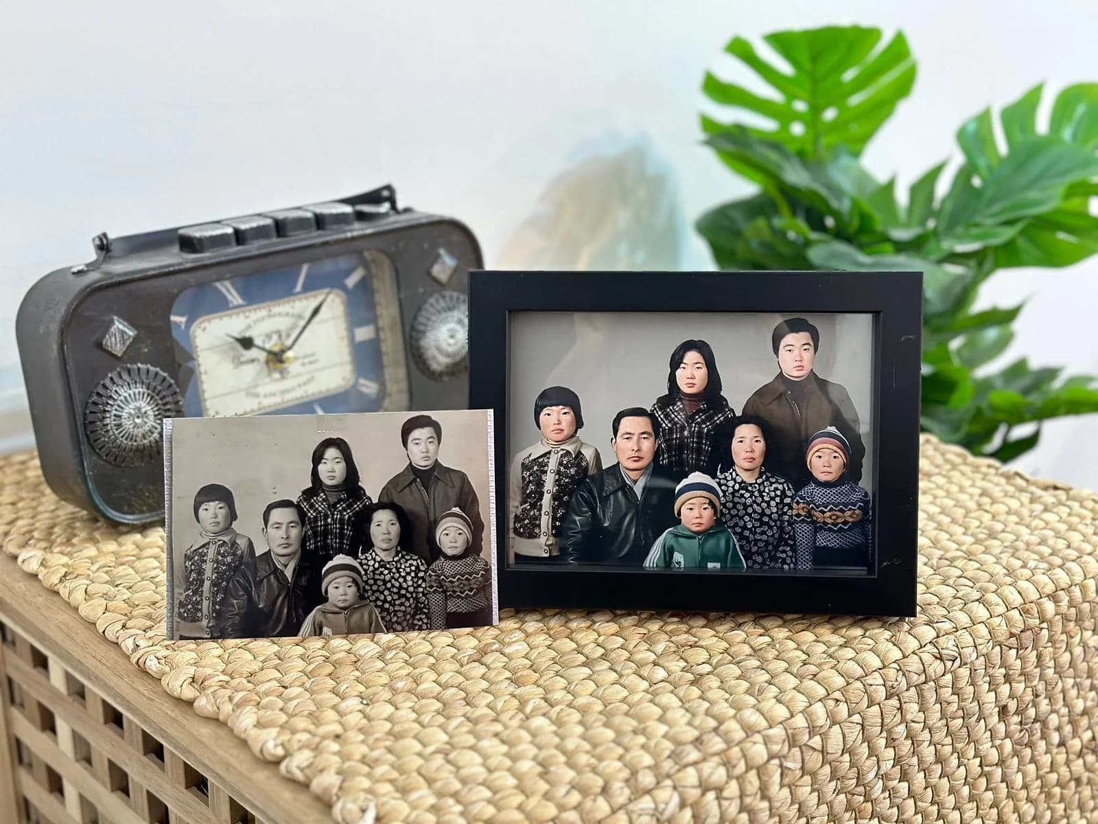 흑백 가족사진 원본과 컬러로 복원된 액자 — 고객 인도 결과물
