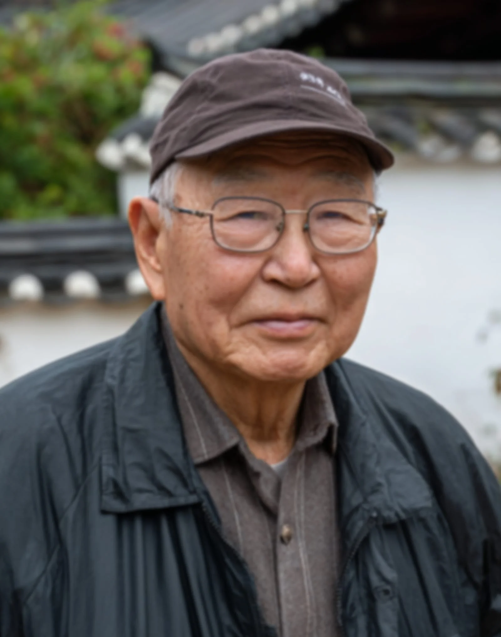 모자 벗긴 영정사진 — 캡 모자 아래 머리 결까지 자연스럽게 — 원본